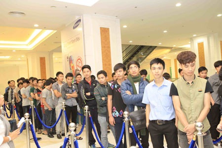 Hàng người xếp hàng chờ mua Galaxy S5 tại Việt Nam