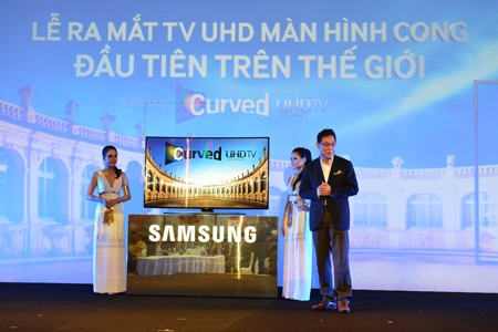 TV UHD màn hình cong đầu tiên trên thế giới ra mắt tại Việt Nam - 1 Samsung chính thức đưa dòng TV UHD màn hình cong đầu tiên trên thế giới về Việt Nam.