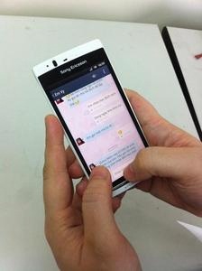 Ứng dụng nhắn tin nội địa Zalo đang thống trị thị trường Việt Nam. Ảnh: Nikkei