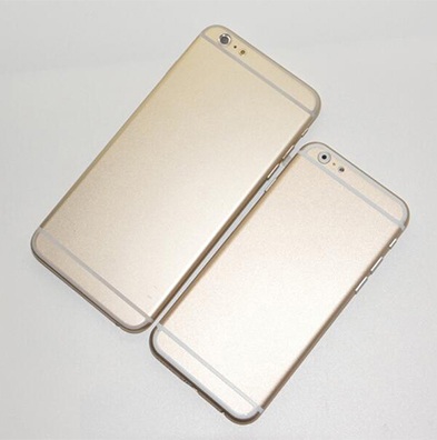 Xuất hiện bản dựng iPhone 6 5,5 inch bên cạnh mẫu 4,7 inch - 2 iPhone 6 5,5 inch và 4,7 inch xuất hiện với thiết kế không có sự thay đổi so với bản iPhone 5S.