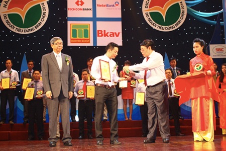 Bkav lọt Top 10 Dịch vụ hoàn hảo do người dùng bình chọn - 1 Đại diện Bkav nhận chứng nhận Top 10 Hàng Việt tốt- Dịch vụ hoàn hảo.