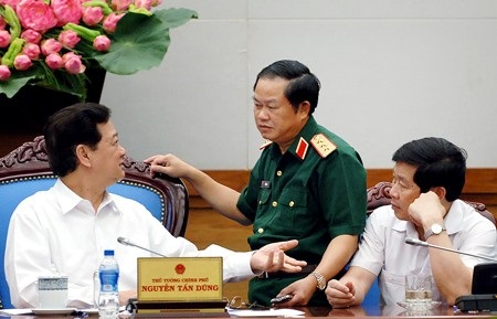 Thuê ngoài dịch vụ CNTT: Thời cơ đã đến? - 3 Thủ tướng Nguyễn Tấn Dũng trao đổi với các thành viên của Ủy ban Chỉ đạo Quốc gia về CNTT. Ảnh: VGP