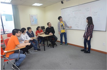 Muốn học tiếng Anh tốt: Đừng nghĩ là đang… học! - 2 Những giờ học thú vị cùng Giáo viên bản địa có chứng chỉ sư phạm quốc tế tại Trung tâm ACET
