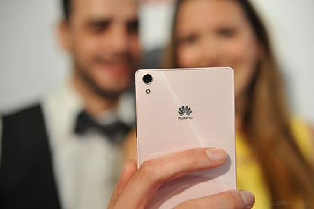 Huawei đang “gặm nhấm” bữa trưa hạng sang của Samsung? - 1 Huawei đang đe dọa thị phần của các ông lớn di động.