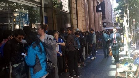 Hàng dài người xếp hàng chờ mua iPhone 6, 6Plus trên khắp thế giới - 26 Các tín đồ tại Singapore tìm thú vui trong thời gian chờ đợi Apple Store mở cửa.
