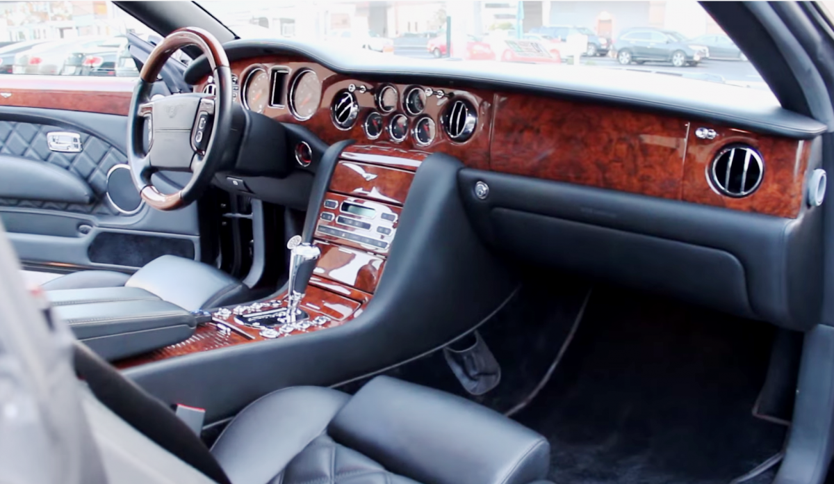 Ive hiện đang sống ở San Francisco và đi làm hàng ngày tại đại
bản doanh Cupertino, California.