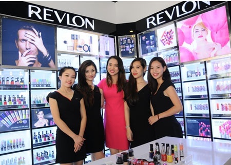 Revlon khai trương cửa hàng chính hãng đầu tiên tại Hà Nội - 2 Các nhân viên tư vấn
Revlon được đào tạo chuyên nghiệp để mang đến chất lượng phục vụ tốt nhất