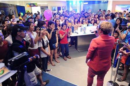 Sao trải nghiệm siêu phẩm Galaxy Tab S cùng khán giả Hà Nội - 9 Hoàng Tôn say mê xem lại MV của mình trên chiếc Galaxy Tab S
10,5” cùng fan