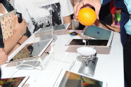 Sao trải nghiệm siêu phẩm Galaxy Tab S cùng khán giả Hà Nội - 6 Chỉ nhẹ bằng một quả cam nhỏ, chiếc Galaxy Tab S 8,4” gây ấn
tượng mạnh với tất cả mọi người