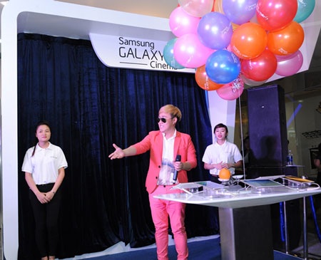 Sao trải nghiệm siêu phẩm Galaxy Tab S cùng khán giả Hà Nội - 4 Hoàng Tôn “nhắng nhít” thực hiện những tấm hình selfie kiểu “xấu
lạ”