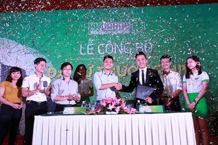 HKPhone đã khiến giới truyền thông phải ngỡ ngàng khi bất ngờ kí hợp đồng với Tuấn Hưng.