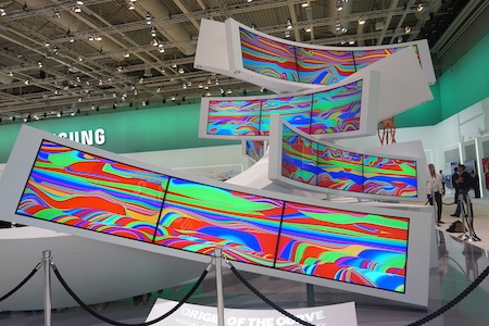 Tạo hình màn hình cong ngay cửa gian hàng của Samsung tại IFA 2014.