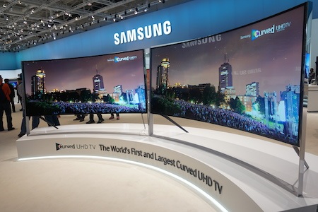 TV màn hình cong UHD lớn nhất và đầu tiênĠtrên thế giới có kích thước 105 inch.