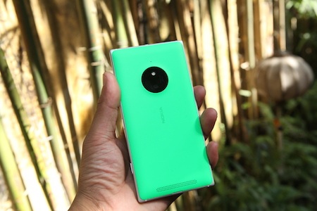 Phần camera ở mặt sau của Lumia 830 kɨông bị lồi lên như trên Lumia 1020.
