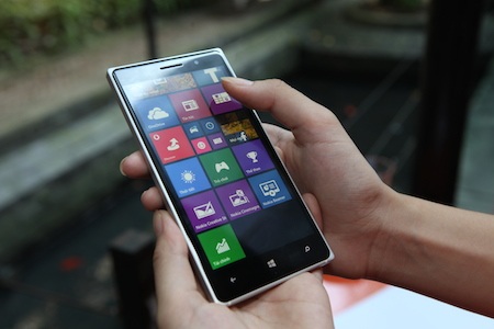 Lumia 830 được trang bị màn hình 5 inch tương đương màn hình Lumia 930