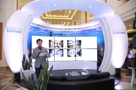 Samsung ra mắt TV UHD màn hình cong đắt nhất tại Việt Nam - 1 TV màn hình cong UHD lớn nhất đã được đưa về Việt Nam với giá 210 triệu đồng.