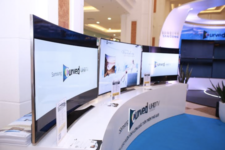 Samsung ra mắt TV UHD màn hình cong đắt nhất tại Việt Nam - 2 Samsung ra mắt ba mẫu TV UHD màn hình cong tại Việt Nam.