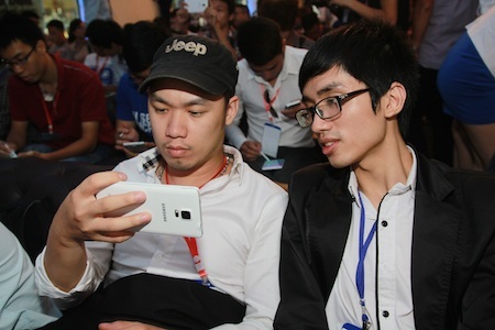 Người dùng trải nghiệm các tính năng mới của Galaxy Note 4.