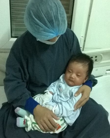 Em bé Viên Đức Anh đã được bác sĩ bệnh viện Nhi TW tiến hành ghép tủy - 6 Hiện tại em vẫn đang trong phòng cách li đặc biệt.
