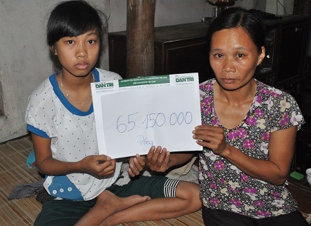 Huyền nhận quà của bạn đọc Dân trí.