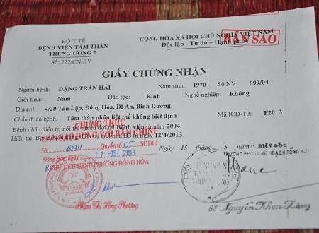 Được xếp bên cạnh giấy chứng nhận bệnh của chồng chị Dung.