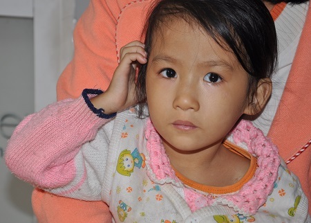 Lên 3 tuổi nhưng bé Khánh Thi không thể nói, không thể nghe vì bị điếc sâu bẩm sinh.