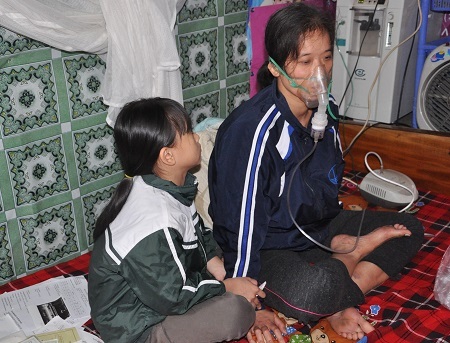 Không dám mơ có tiền đi viện, chị Dung chỉ khát khao con không thất học.