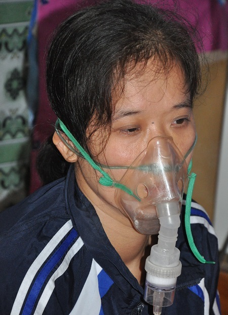 Bị bệnh tim và hen phế quản nặng khiến chị Dung không thể tự thở được.