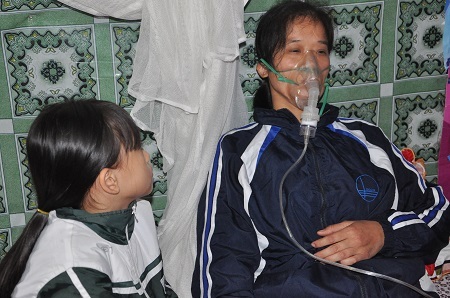 Hàng ngày phụ thuộc vào máy thở chị Dung mới duy trì sự sống được.