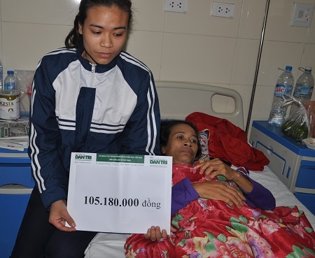 Số tiền bạn đọc Dân trí giúp đỡ, cô Hường nói sẽ dành để cho Huệ học tập.