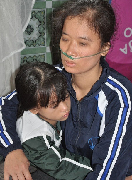 Sợ mẹ phải chết, bé Trà My lúc nào cũng ôm chầm lấy mẹ mà khóc.