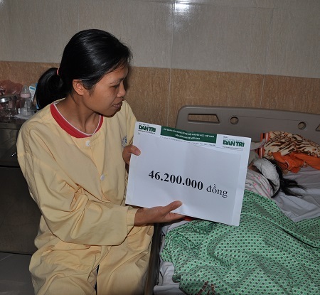 Hai mẹ con chị Dương tiếp tục nhận quà bạn đọc Dân trí.