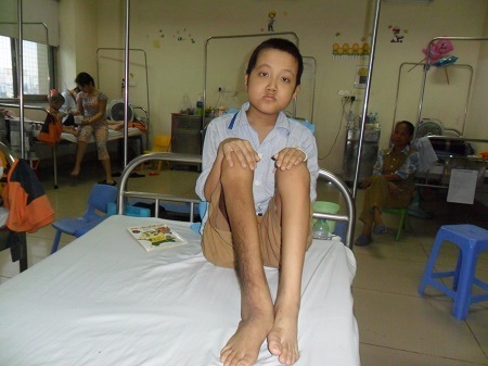 Cả gia đình lao đao vì bố bị u thần kinh, con trai ung thư máu - 1 Cậu bé Đồng hiện đang được điều trị tại Viện huyết học và truyền máu TW.