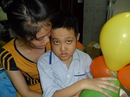 Cả gia đình lao đao vì bố bị u thần kinh, con trai ung thư máu - 3 Em luôn sợ những ánh mắt nhìn mình.