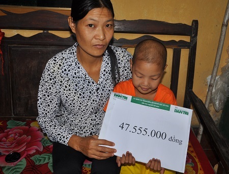 Hai mẹ con bé Mai nhận quà bạn đọc Dân trí.