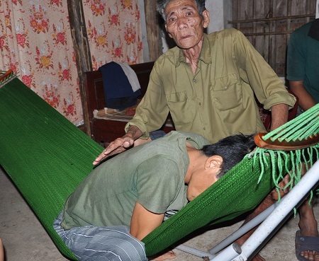 Anh Bình liên tục kêu đau nên mọi người phải đấm lưng cho.