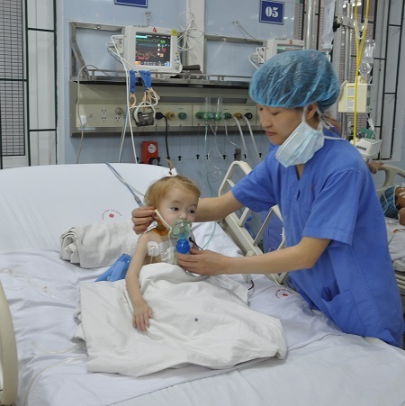 Ở bệnh viện em là một cô bé ngoan và tự giác.