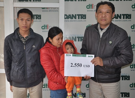 Hai mẹ con vui mừng có mặt tại cơ quan báo điện tử Dân trí để nhận quà bạn đọc.