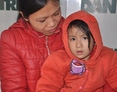 Hai mẹ con vui mừng có mặt tại cơ quan báo điện tử Dân trí để nhận quà bạn đọc.