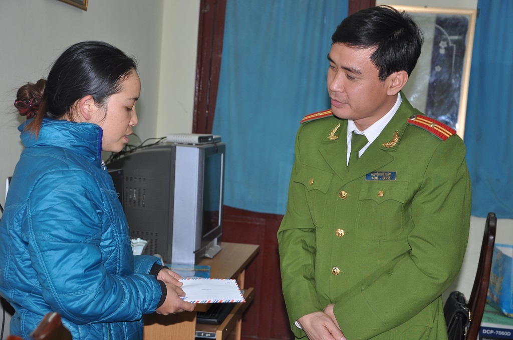 Con bị ung thư máu, hoàn cảnh của chị Nhung vô cùng khó khăn.