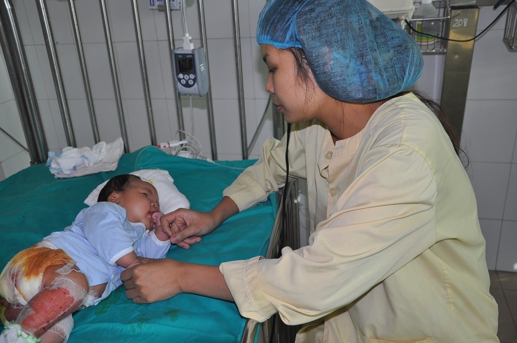 Ở bệnh viện, người mẹ trẻ vô cùng ân hận...