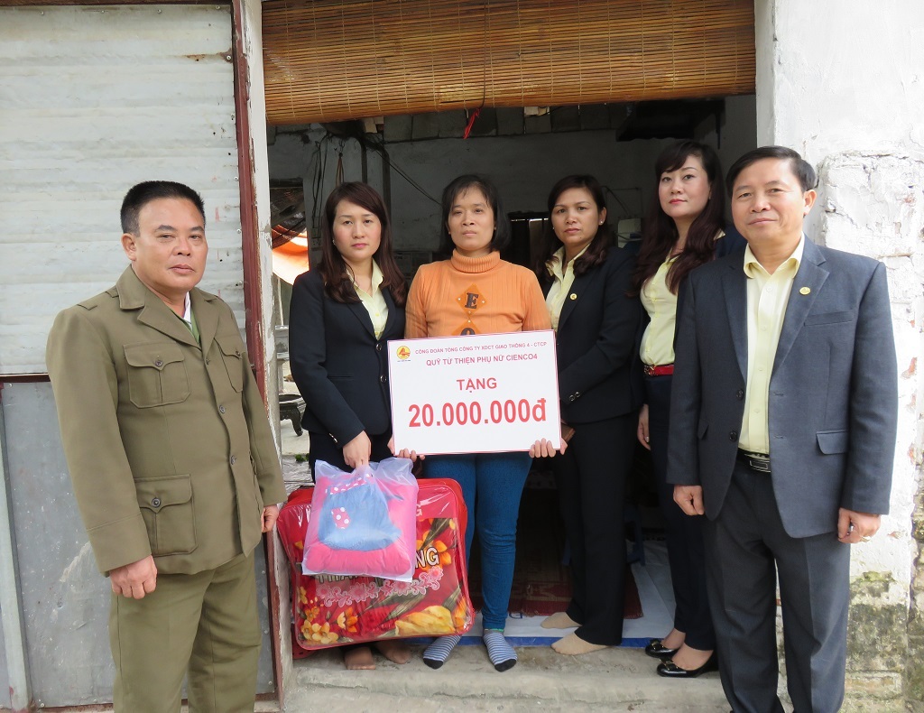 Quỹ từ thiện phụ nữ Cienco4 giúp đỡ gia đình chị Dung 20 triệu đồng