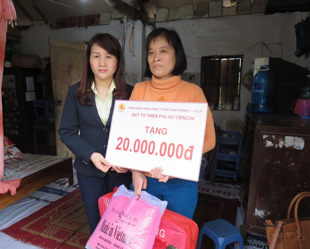 Quỹ từ thiện phụ nữ Cienco4 giúp đỡ gia đình chị Dung 20 triệu đồng