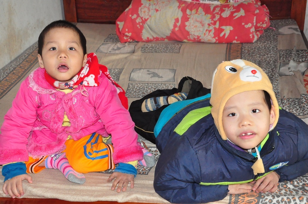 Hai bé Thọ, Trường sinh ra đã bị bại não nên dù đã lên 7, lên 8 vẫn như những đứa trẻ mới sinh.