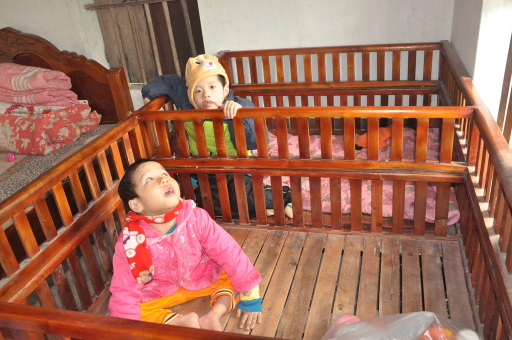 Hai chiếc cũi gỗ trở đi trở lại trong đầu chị Thủy như một nỗi ám ảnh.