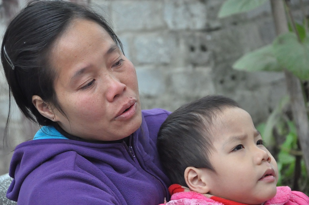 Những lúc ra ngoài, chị Thủy phải cho các con vào cũi để không bị ngã.