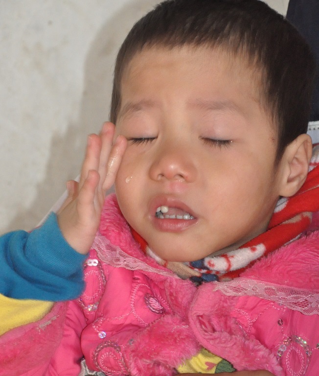 Bé Trường khóc khi lên cơn đói mà chưa được cho ăn.