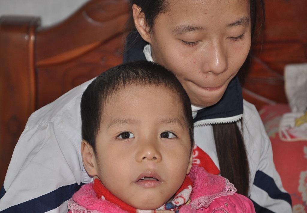 Đã từng mổ tim 2 lần nhưng Yến vẫn phải lên bệnh viện thăm khám và uống thuốc thường xuyên.