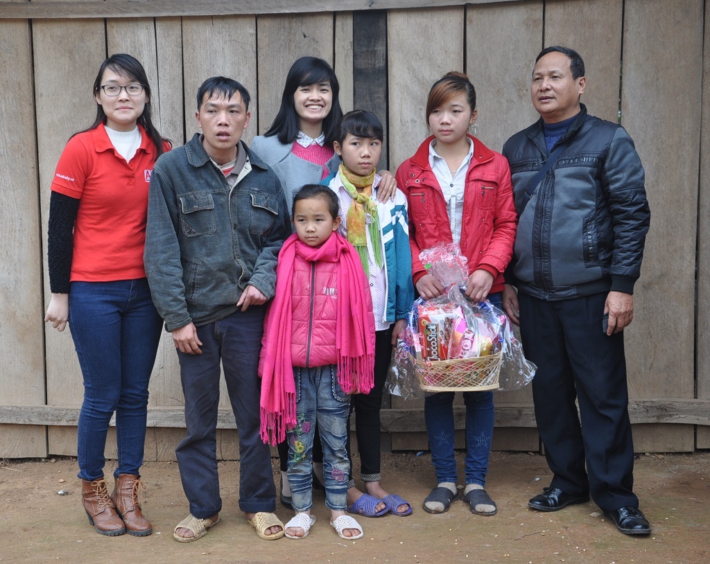 Được bạn đọc Dân trí giúp đỡ, bốn bố con đã có cái Tết no đủ.