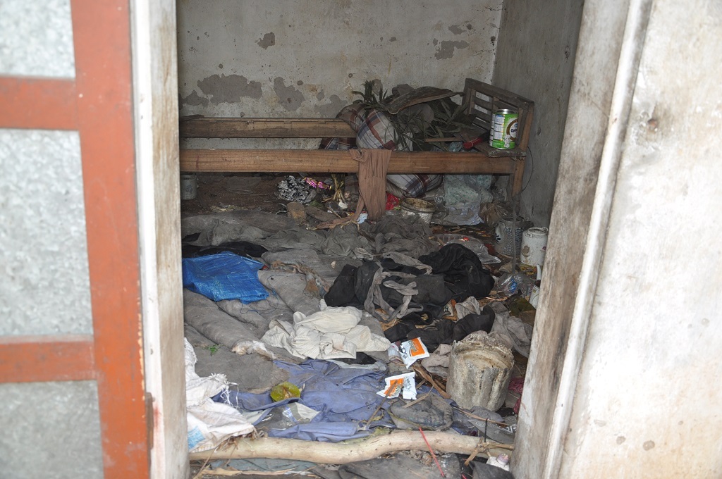 Căn buồng bị chị Liên phá và mang những quần ảo bẩn về nằm.